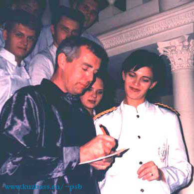 Neil gives an authograph